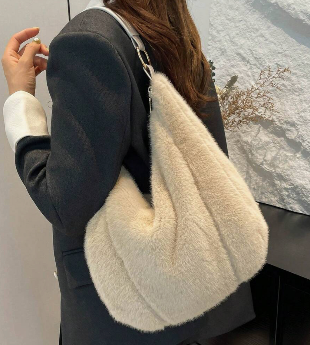 Le sac à bandoulière Signature en fausse fourrure moelleuse