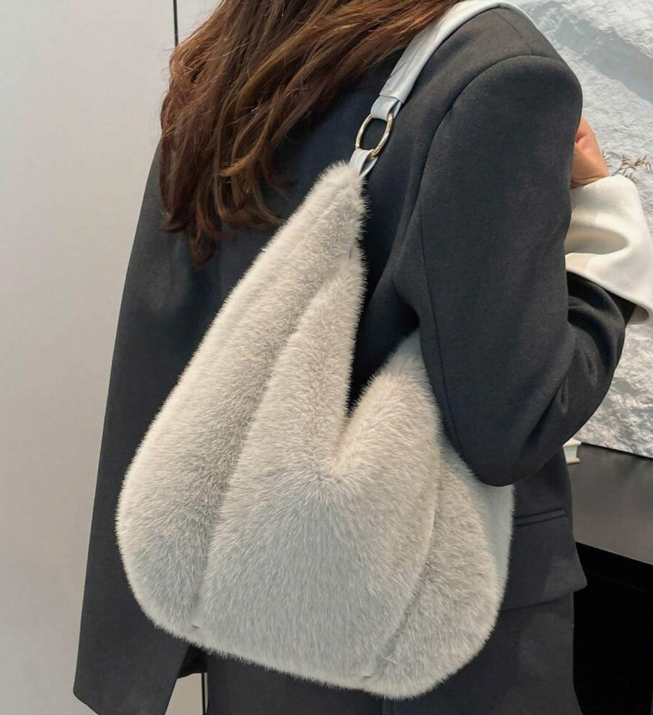 Le sac à bandoulière Signature en fausse fourrure moelleuse