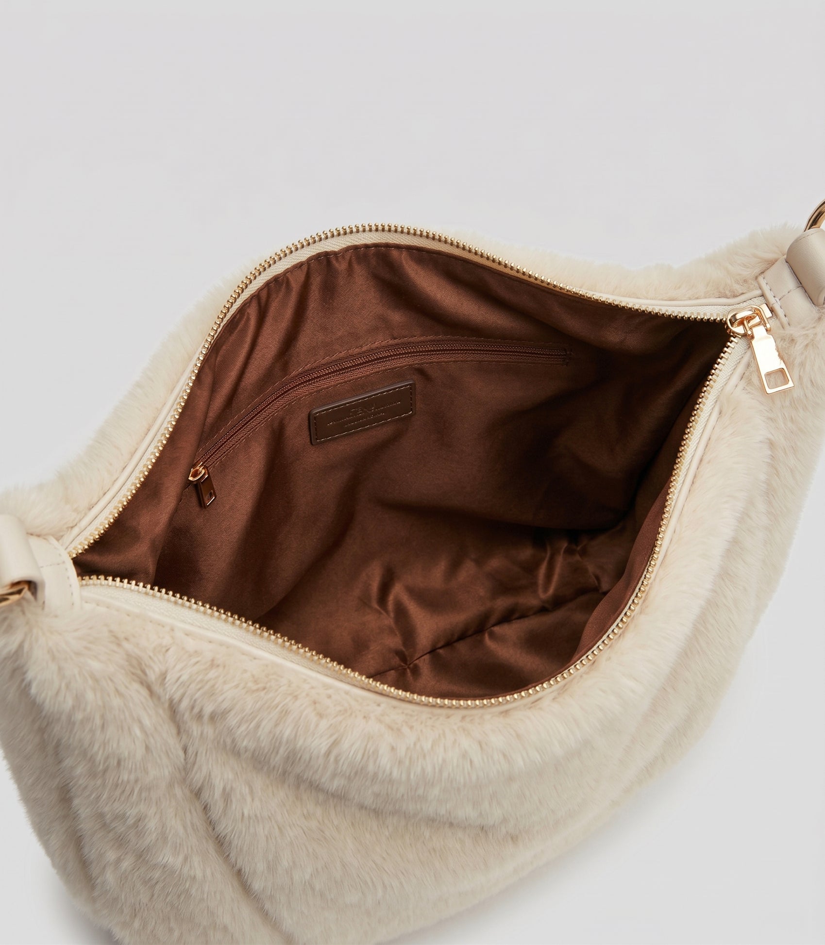 Le sac à bandoulière Signature en fausse fourrure moelleuse