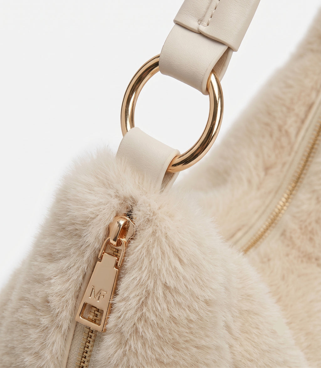 Le sac à bandoulière Signature en fausse fourrure moelleuse