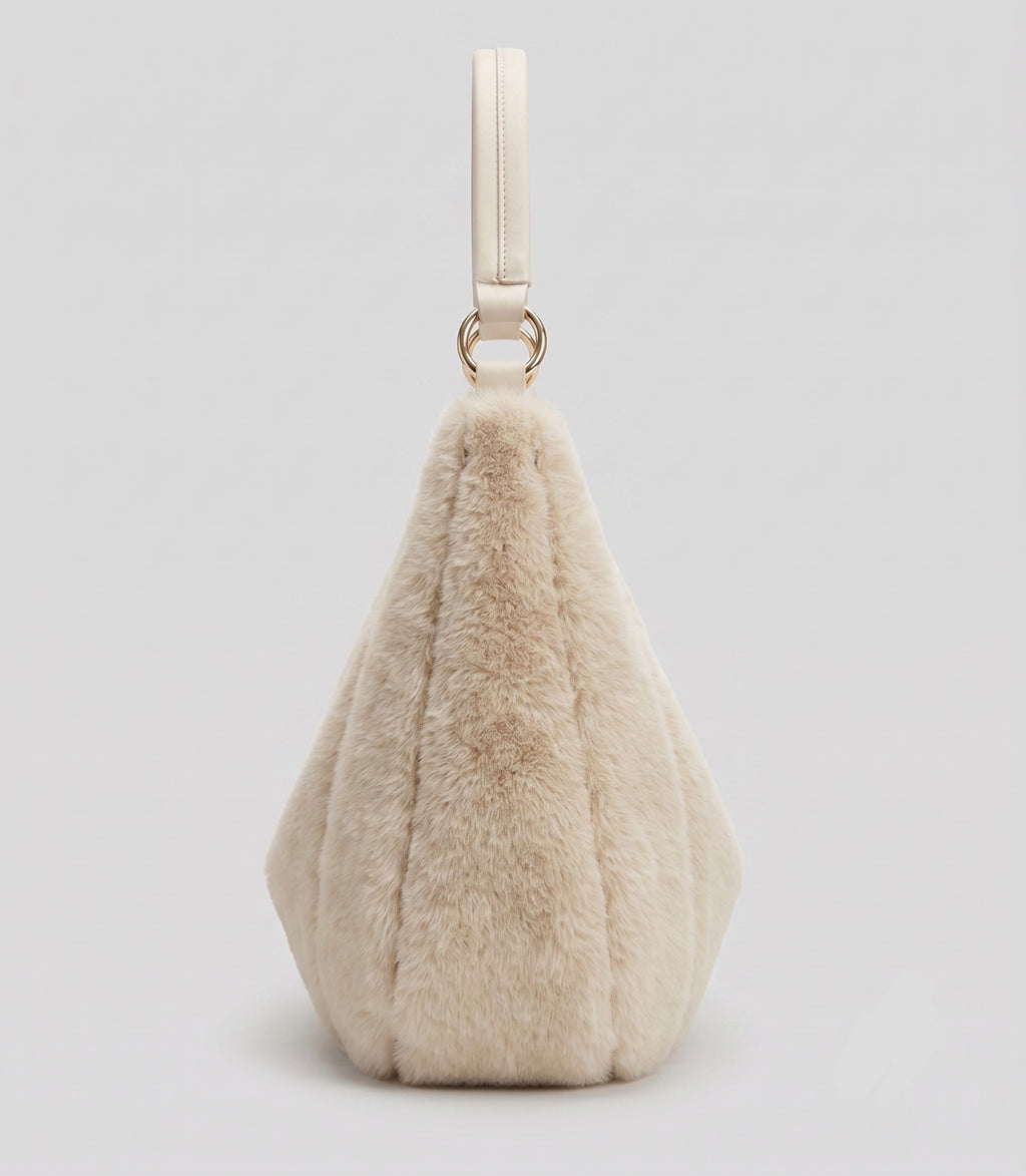 Le sac à bandoulière Signature en fausse fourrure moelleuse